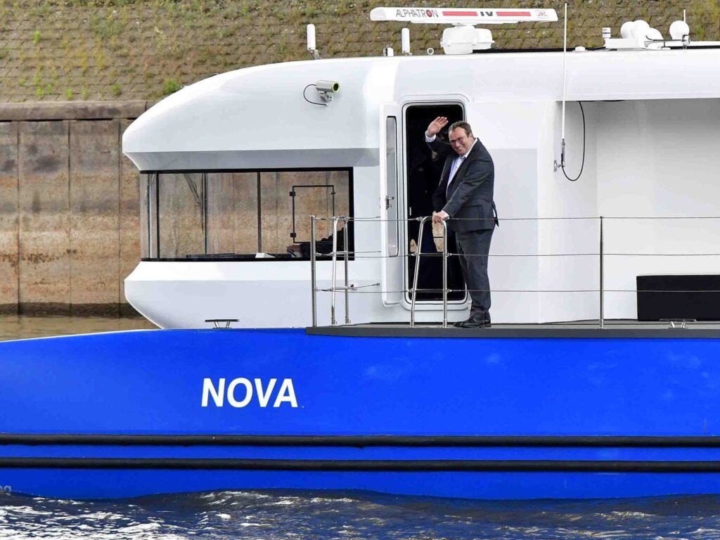 NRW-Umweltminister Krischer tauft Forschungsschiff NOVA (Uni Duisburg-Essen)