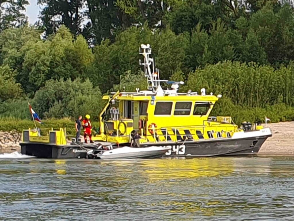 Sportboot im Rhein kentert – Sieben Personen gerettet