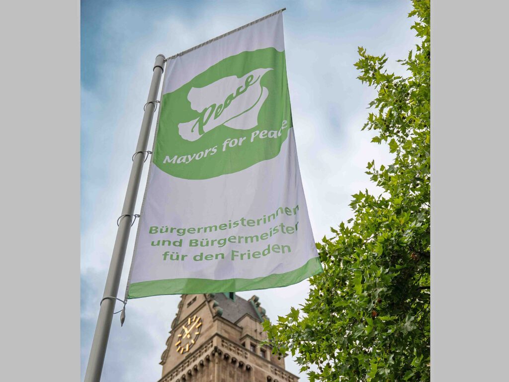 „Mayors for Peace”: Flagge vor dem Rathaus gehisst