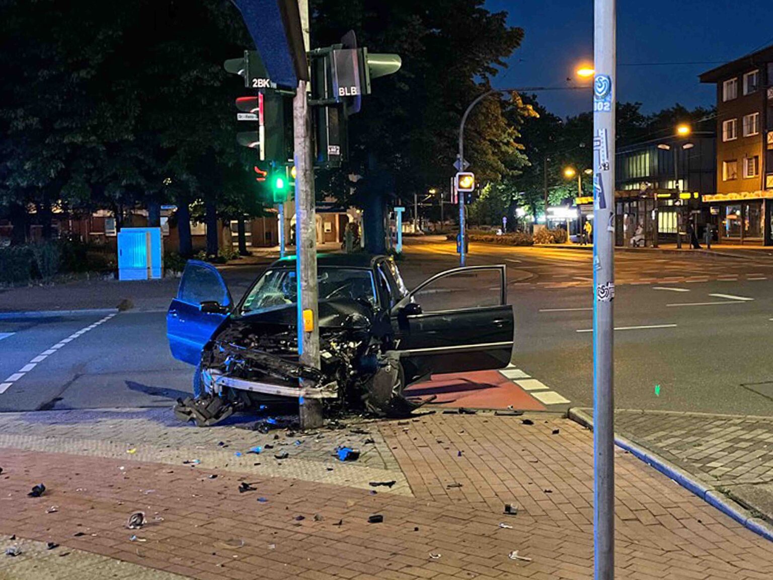 Fahrzeugrennen – Auto kollidiert mit Ampelmast