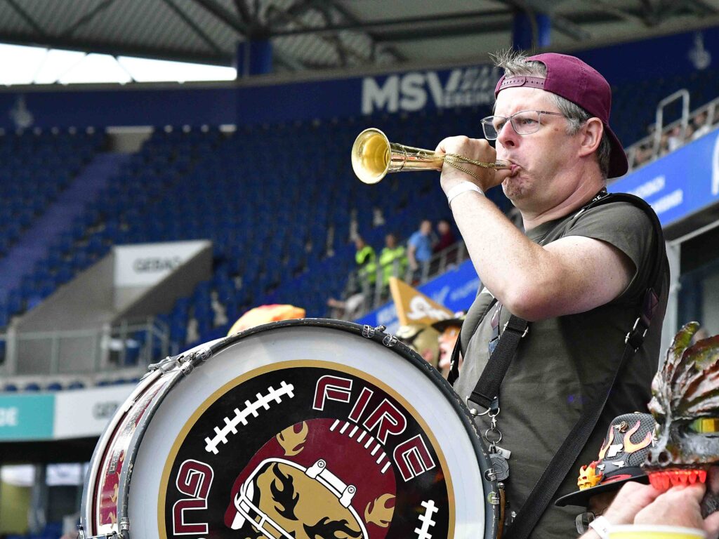 Fan mit Pauke und Tröte