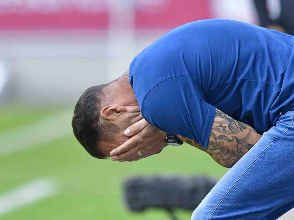 MSV-Trainer Dietmar Hirsch schlägt beide Hände vors Gesicht