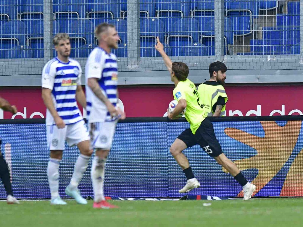 Torschütze zum 1:1-Ausgleich Elias Löder (SSV Ulm) rennt mit Ball zur Ulmer Fankurve