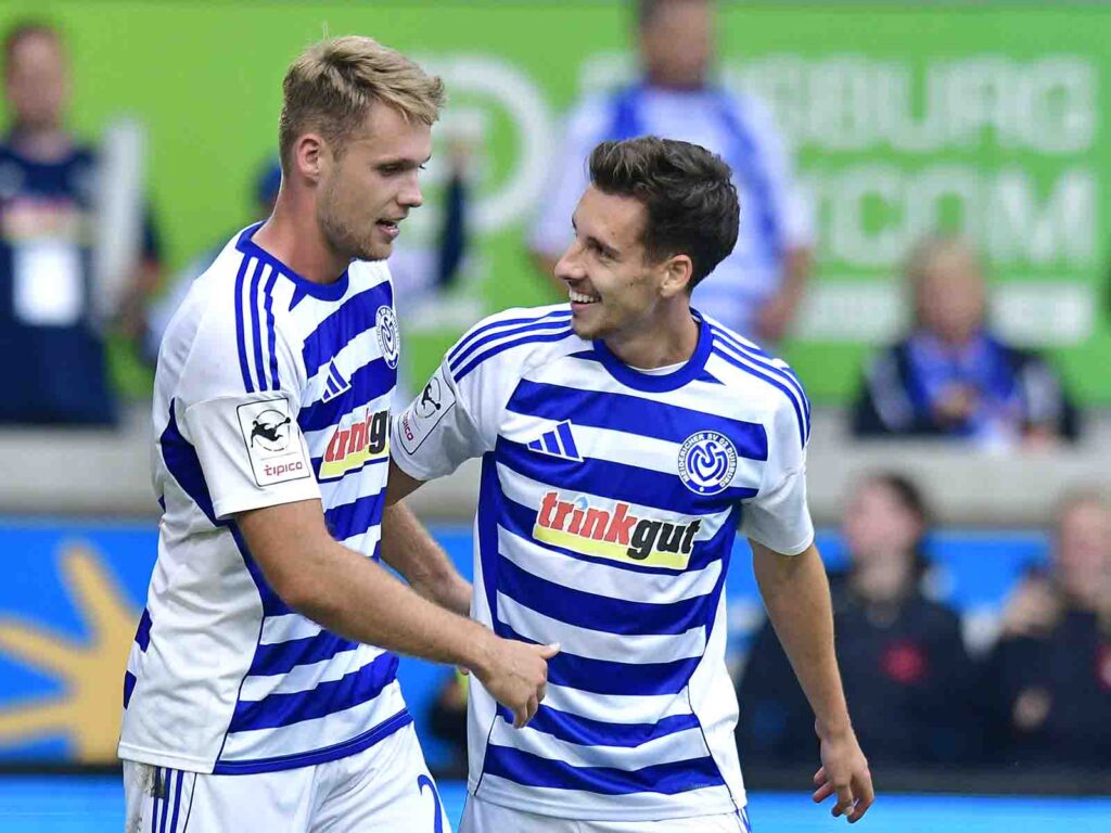 (v.l.n.r.) 2:1 durch Thilo Töpken, Conor Noß (beide MSV) beglückwünscht ihn zum erneuten Führungstreffer