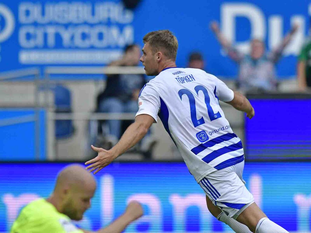 Torschütze Tino Töpken dreht jubelnd ab zu den Fans