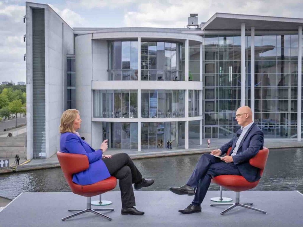 Duisburgerin Bärbel Bas im Interview mit Moderator Matthias Deiß, im ARD-Hauptstadtstudio