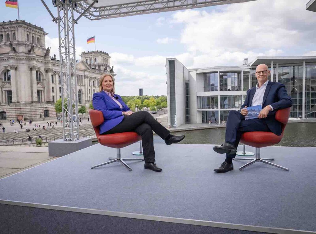 Duisburgerin Bärbel Bas (MdB) im ARD-Sommerinterview Duisburgerin Bärbel Bas im Interview mit Moderator Matthias Deiß, im ARD-Hauptstadtstudio