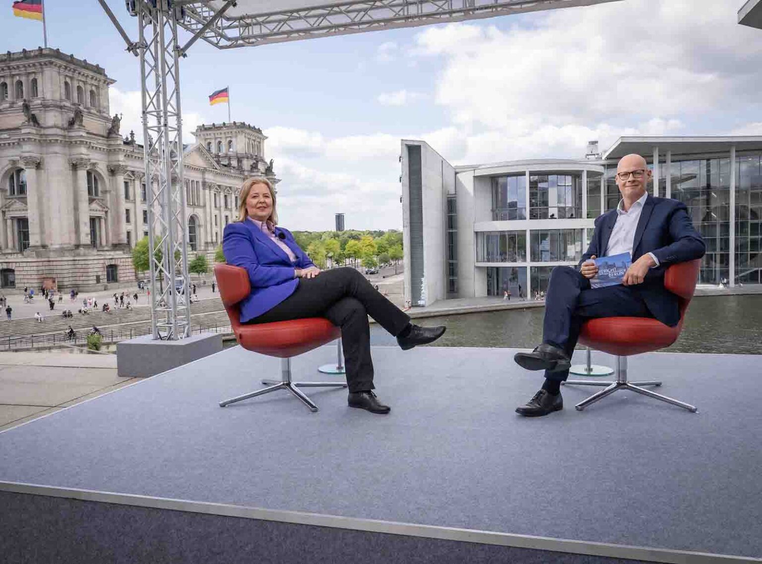 Duisburgerin Bärbel Bas im Interview mit Moderator Matthias Deiß, im ARD-Hauptstadtstudio