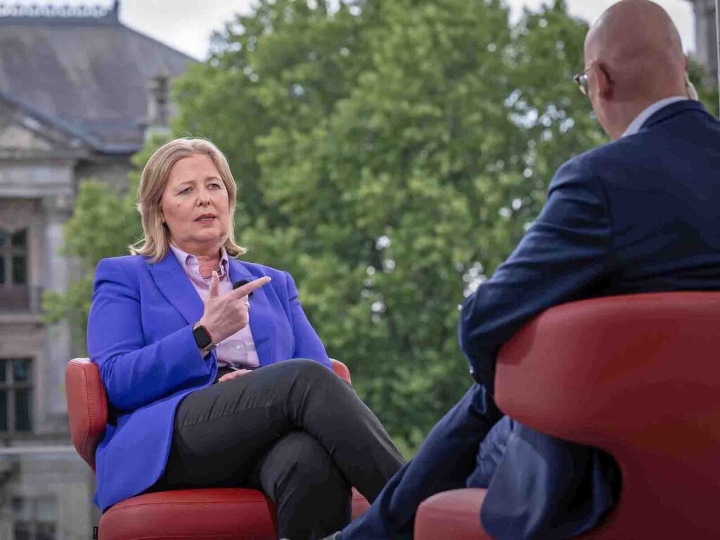 Duisburgerin Bärbel Bas im Interview mit Moderator Matthias Deiß, im ARD-Hauptstadtstudio