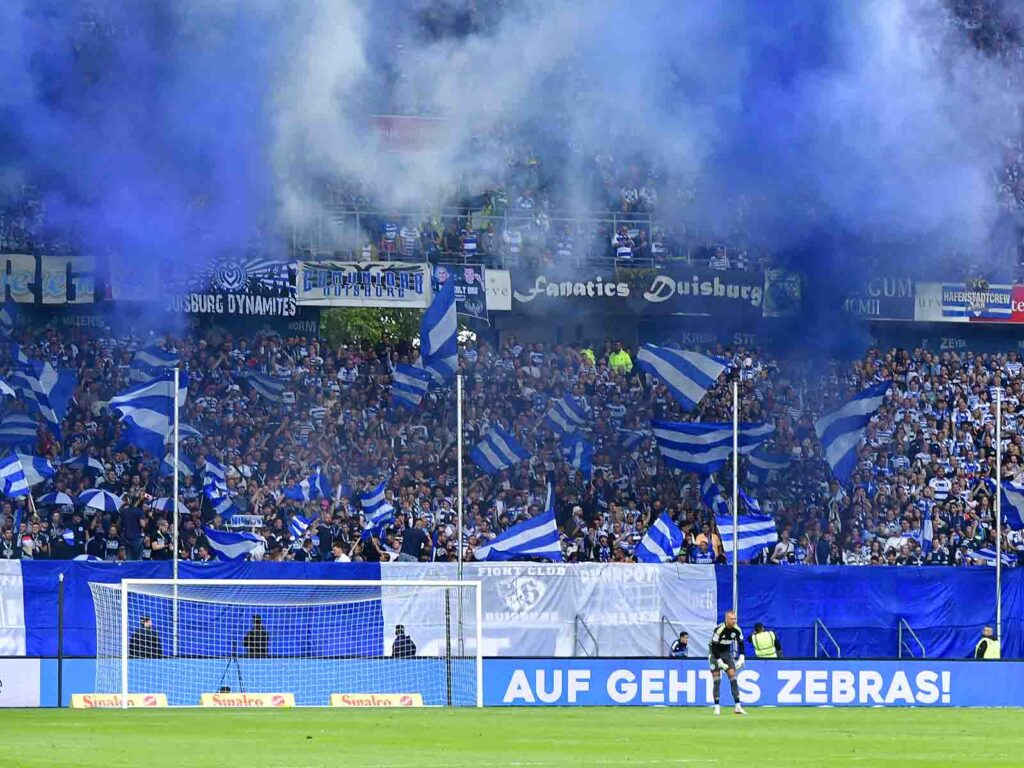 Blau-Weisser Nebel in der MSV-Nordkurve