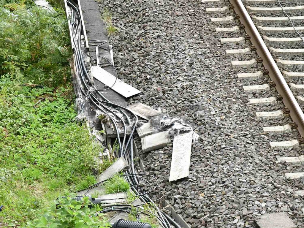 Brandanschlag auf die Kabelschächte der Bahnlinie zwischen Duisburg und Düsseldorf