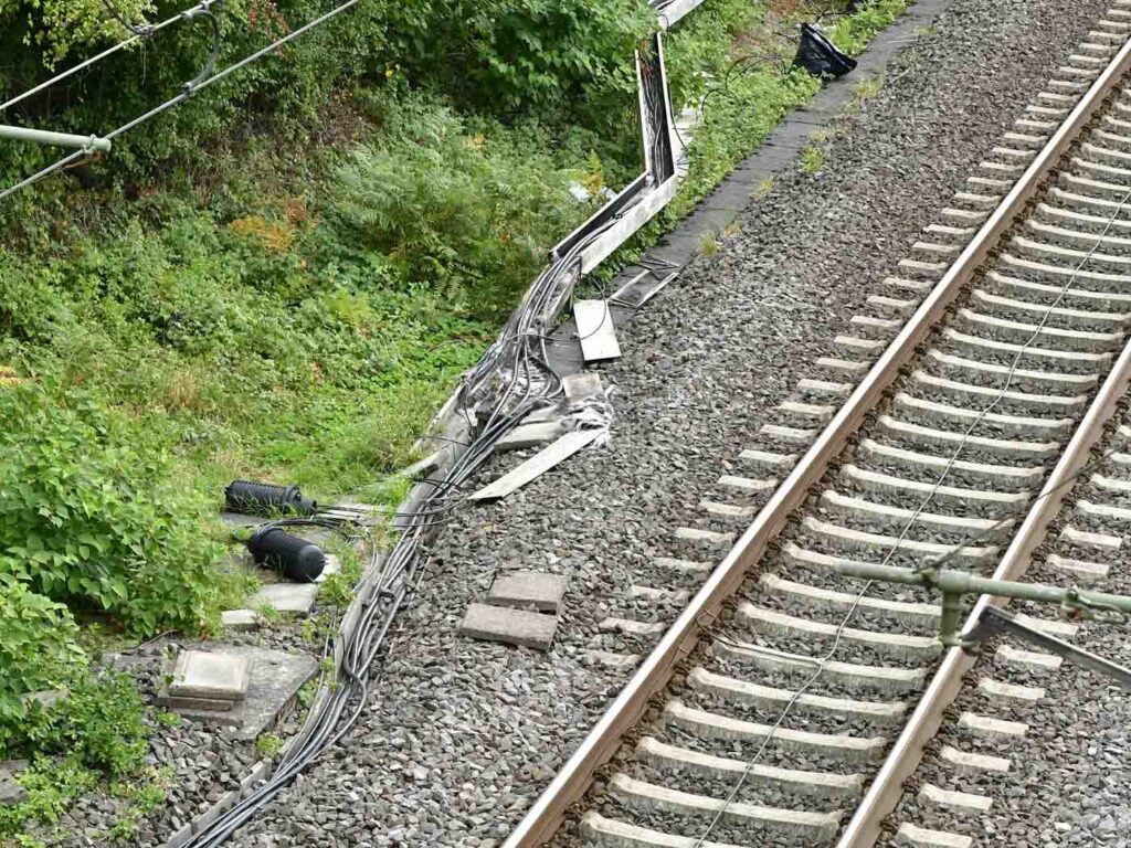 Brandanschlag auf die Kabelschächte der Bahnlinie zwischen Duisburg und Düsseldorf