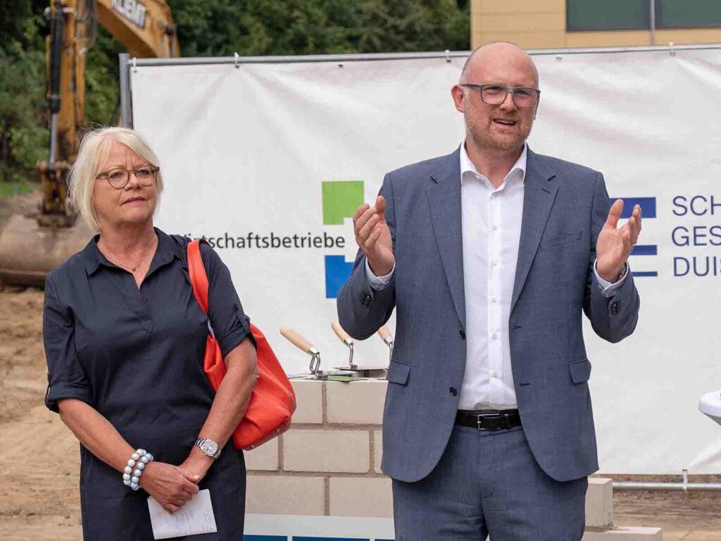 Duisburgs OB hält eine Rede