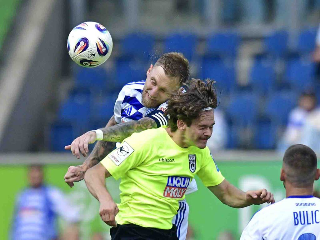 Kopfballduell um den Ball