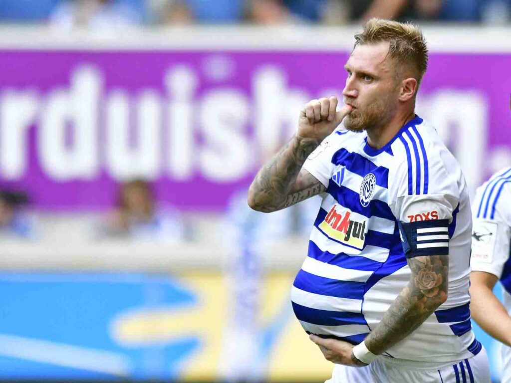 Torschütze zm 1:0 - Ali Hahn (MSV) mit Babybauch und Daumen im Mund