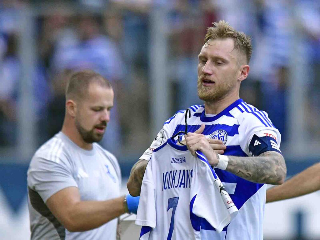 Torschütze zum 1:0 - Ali Hahn (MSV) denkt an den verletzten Teamkollegen Jakob Bookjans und hält dessen Trikot hoch