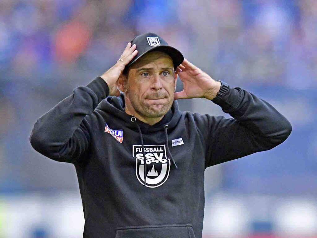 Trainer Robert Lechleiter (SSV Ulm) ahnt wohl die drohende Niederlage