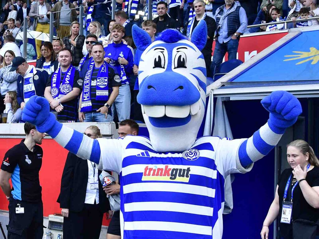 MSV-Maskottchen ENNATZ vor der Fantribüne