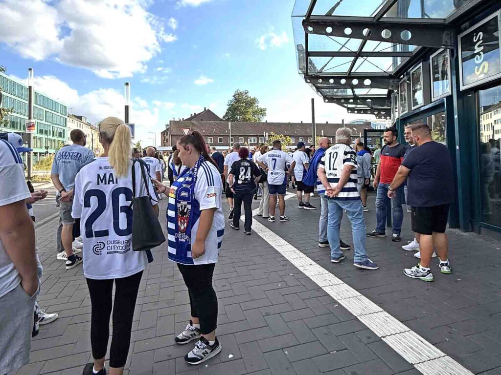 Kino-Preview der MSV-BluRay „Der Wahnsinn von der Wedau“ im UCI-Kino Wartende MSV-(Kino)-Fans vor dem UCI-Kino am Ostausgang des Hauptbahnhofs