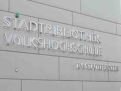 Schriftzug: Zentralbibliothek und VHS-Duisburg im Stadtfenster