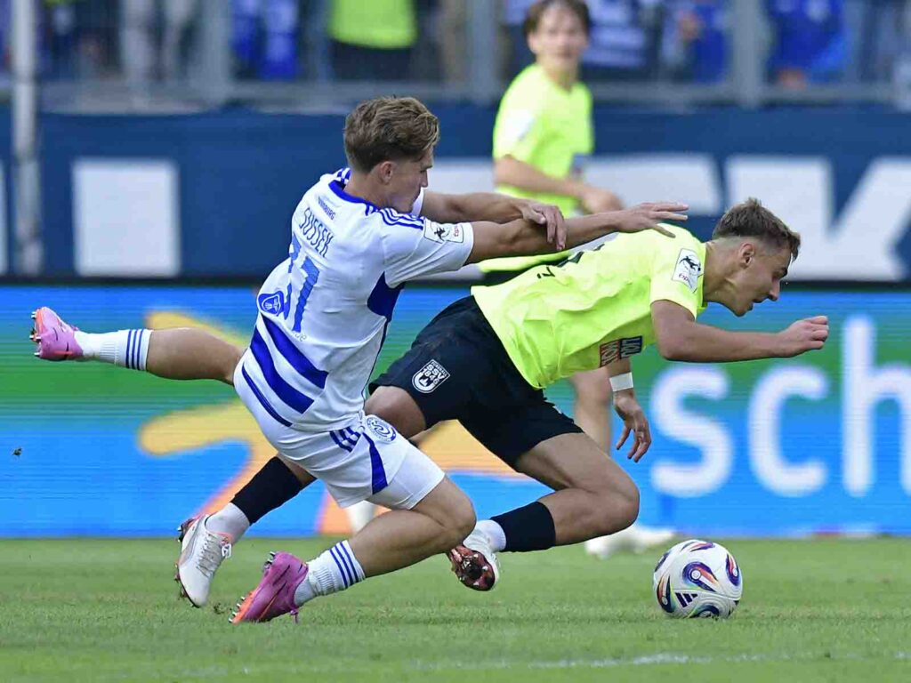 Zweikampf um den Ball mit allen Mitteln