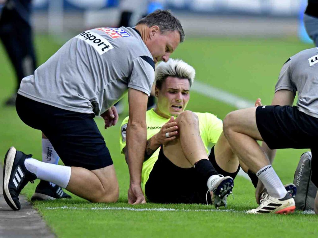 Niklas Kölle (SSV Ulm) wurde durch ein Foul verletzt