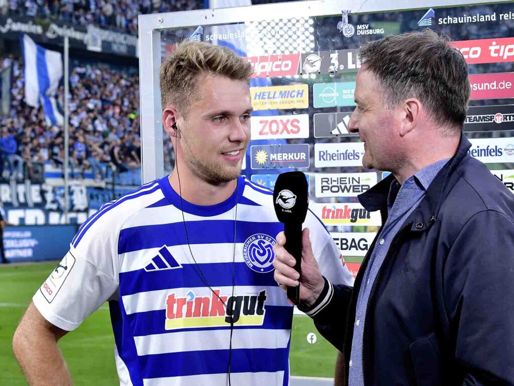 Matchwinner und Siegtorschütze Tino Töpken (li.) im TV-Interview