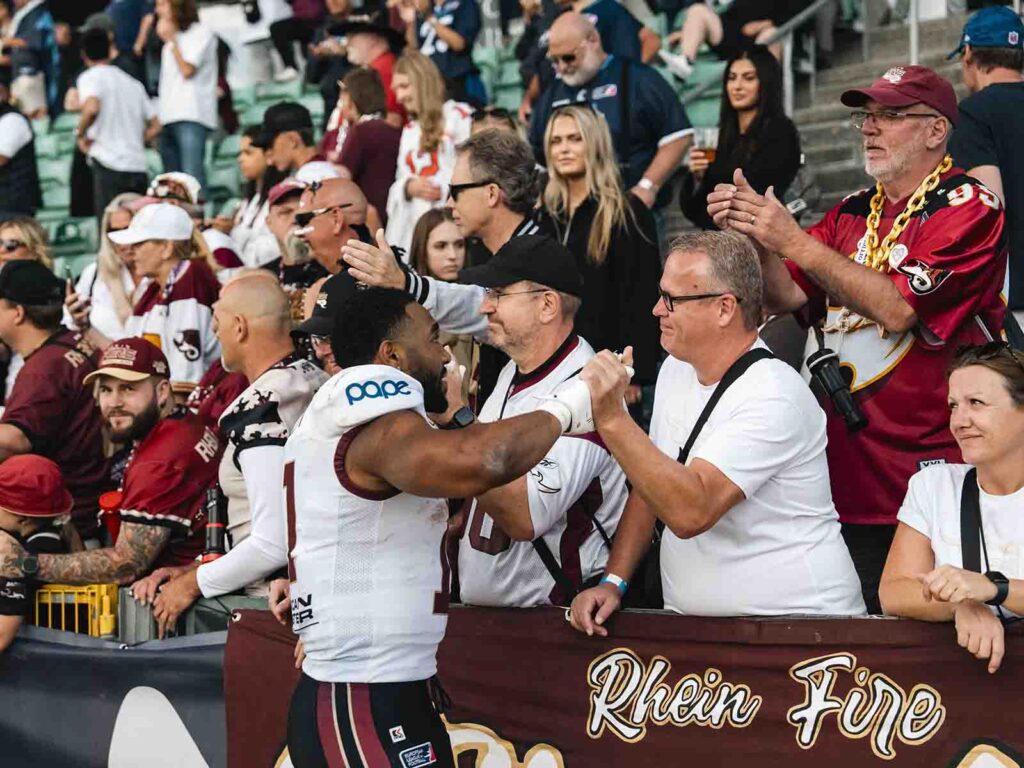 Rhein Fire-Spieler bedankt sich bei einem mitgereisten Fan
