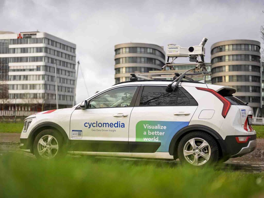 Auto für Kamerafahrten vor der Innenhafenkulisse