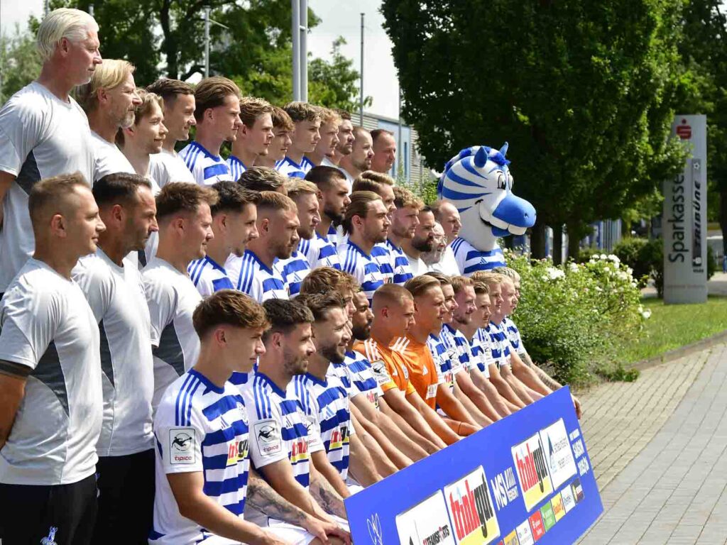 Mannschaftsfoto MSV Duisburg 2025/26 von der Seite fotografiert