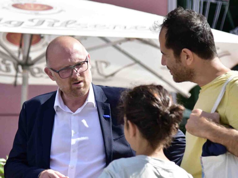 Oberbürgermeister Sören Link (li.) im Gespräch mit einer 13-jährigen Bürgerin, die nach einem Basketball-Spielplatz fragt