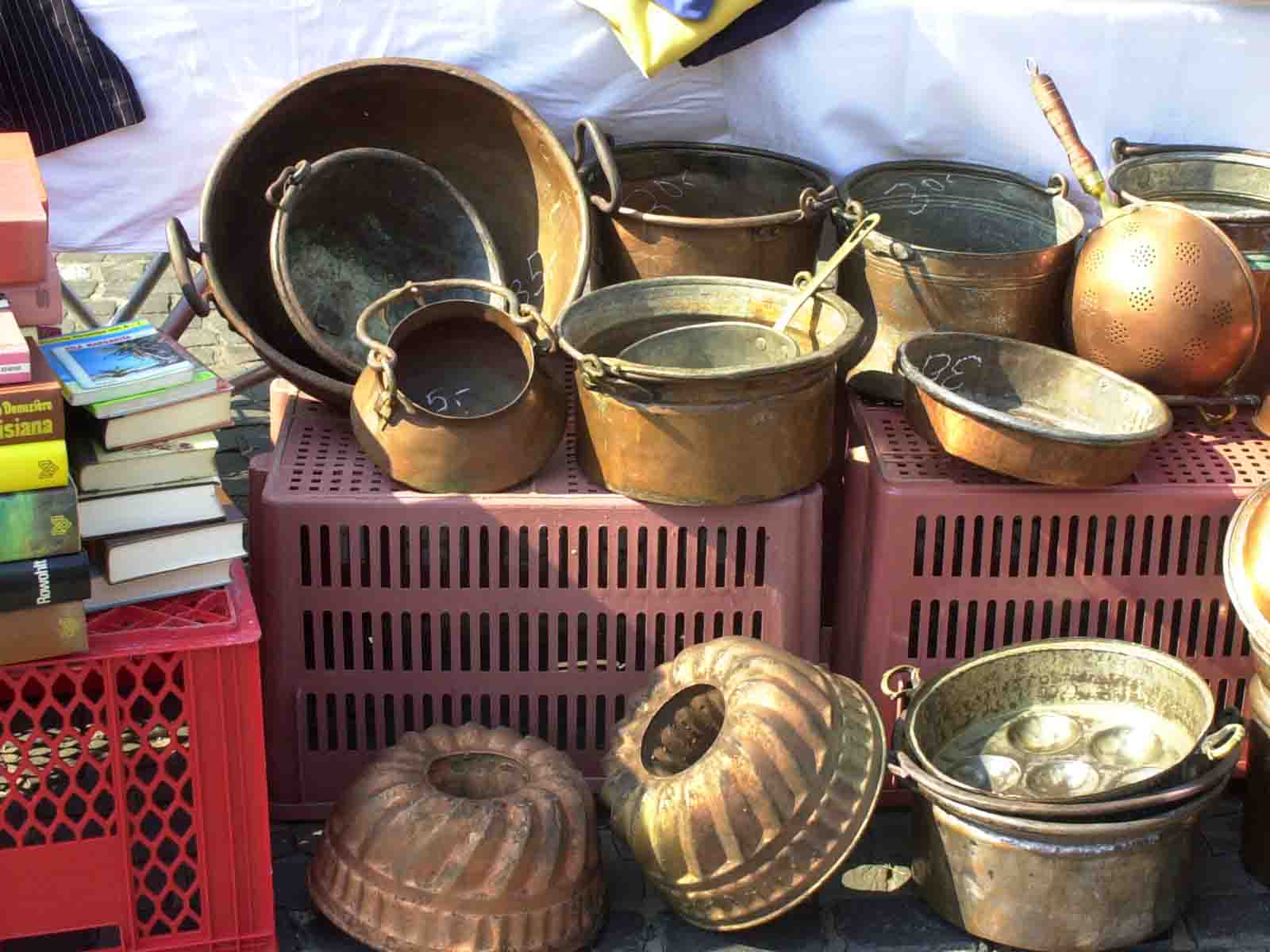 Messingtöpfe auf dem Trödelmarkt