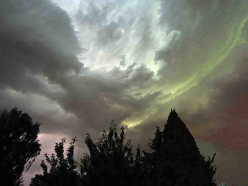 Amtliche UNWETTERWARNUNG vor heftigem Starkregen Bedrohliche Unwetterwolken