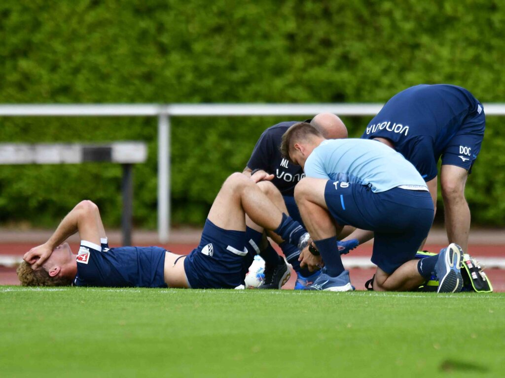 Verletzung wird am Spielfeldrand behandelt