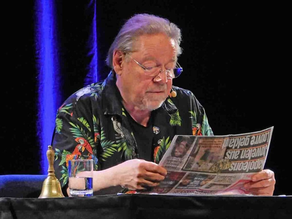 Jürgen von der Lippe liest auf der Bühne