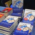 Buchstapel mit dem neuen Buch "seXteXtseXtett" von Jürgen von der Lippe