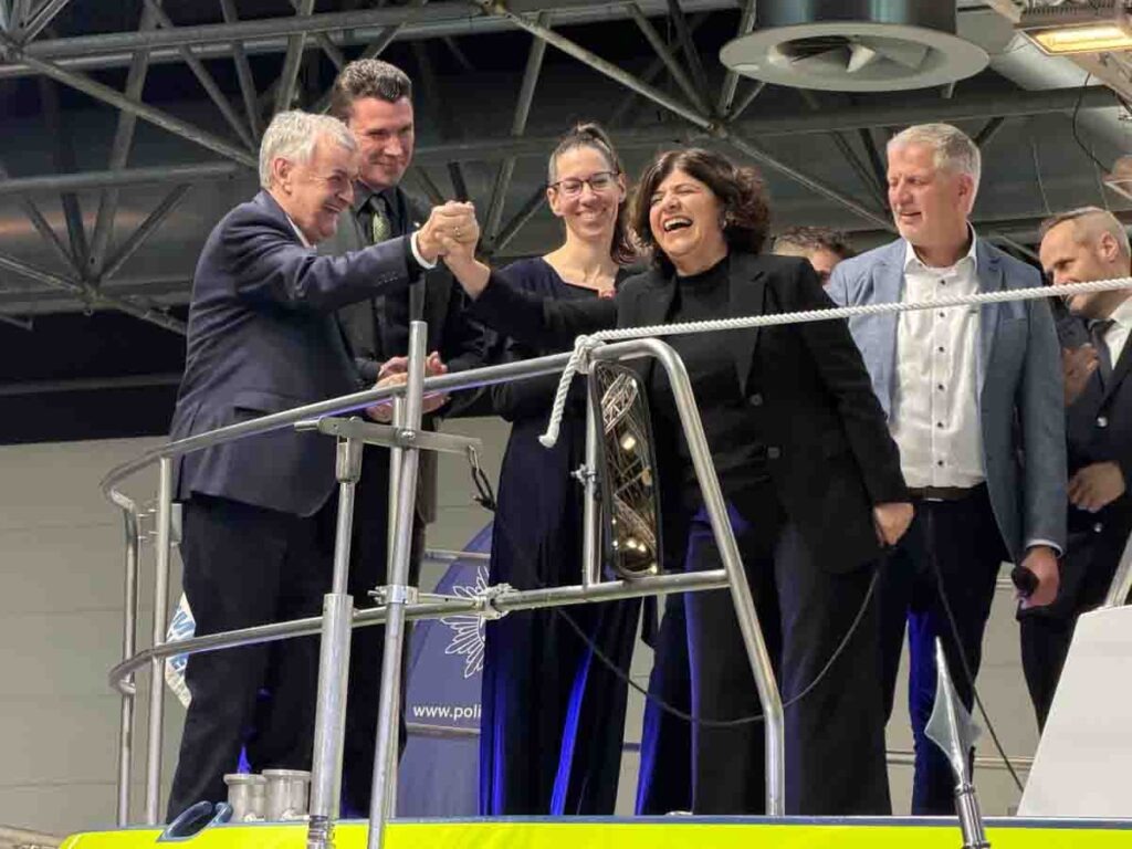 Wasserschutzpolizei Duisburg: Getauft und Leinen los für die „WSP 3“ Schiffstaufe der WSP3