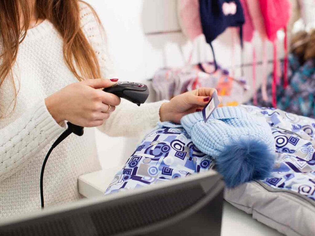 Person scannt Preisschild