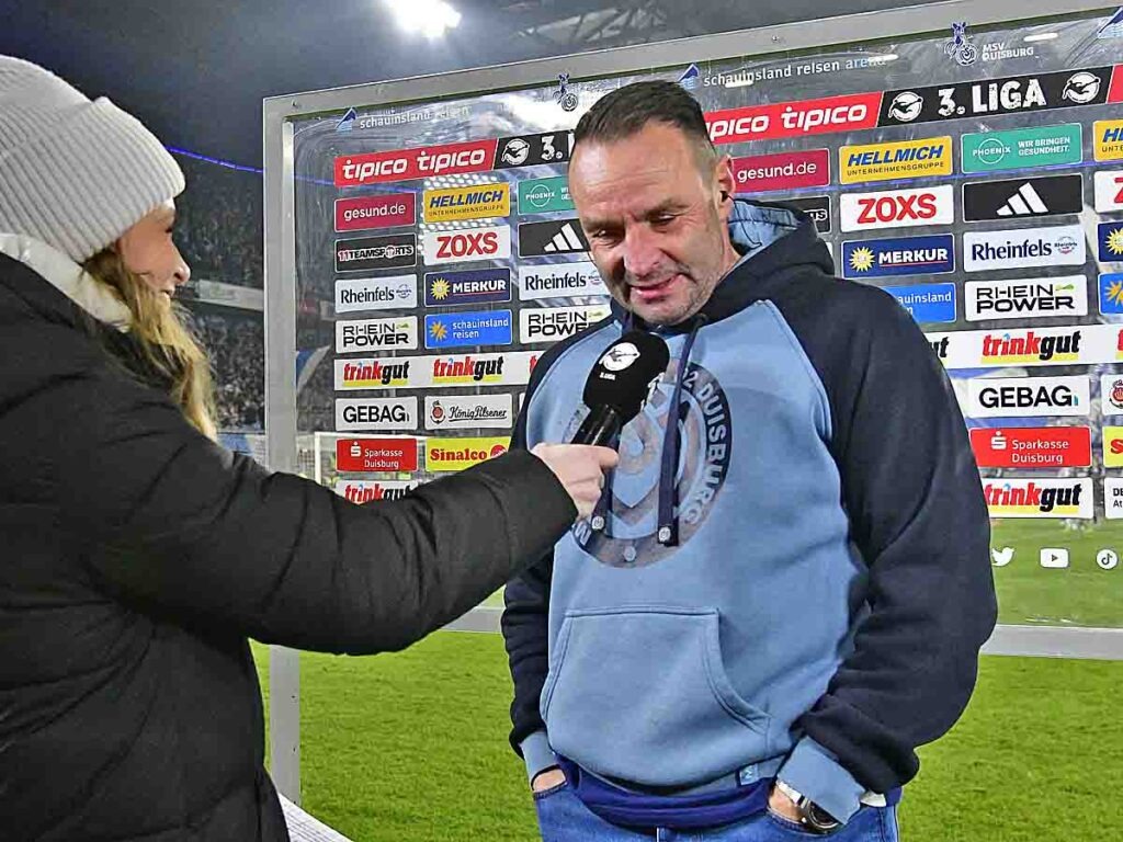 Trainer Dietmar Hirsch (MSV Duisburg) und Reporterin mit Mikrofon