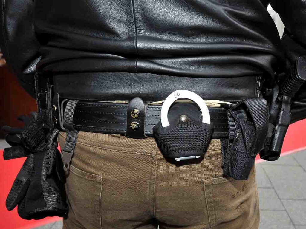 Polizeibeamter mit Ausrüstungsgürtel