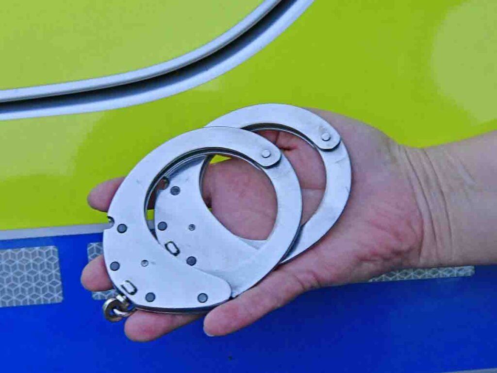 Beeck: Leichenfund in Waldstück – Tatverdächtiger festgenommen Handschellen