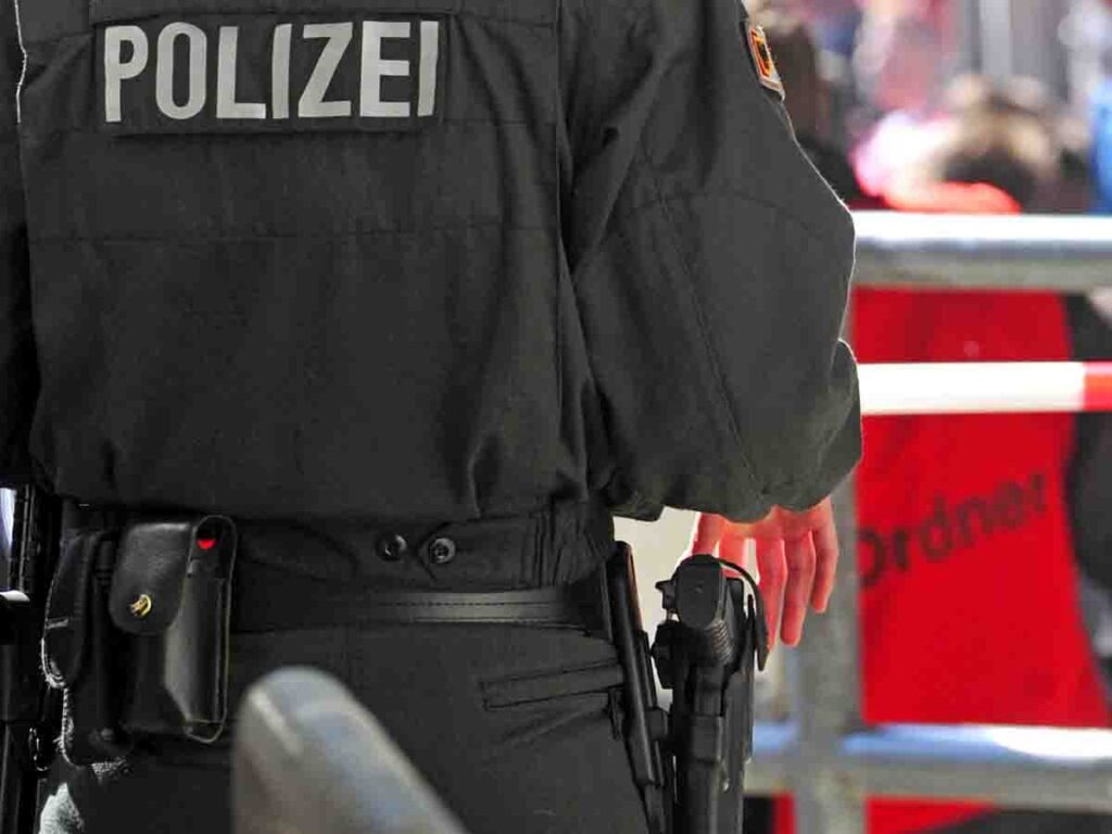 Einsatzbeamter der Polizei, von hinten