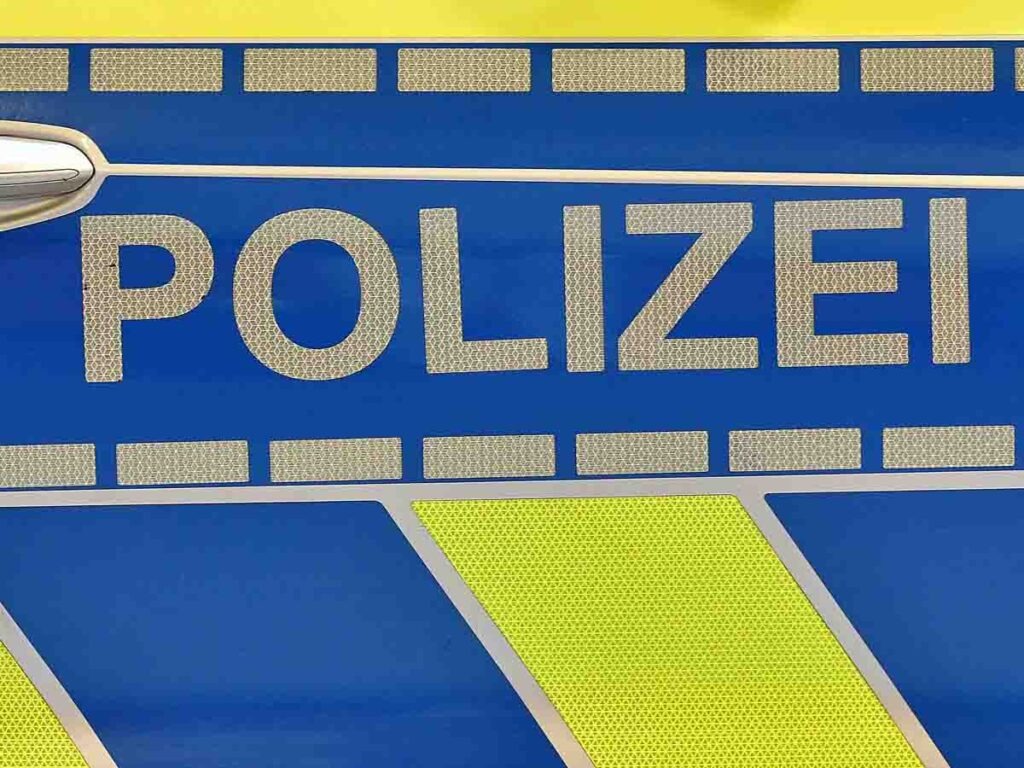 Vorfahrt genommen – Rollerfahrer stürzt – Zeugen gesucht Polizei ( Symbolbild )