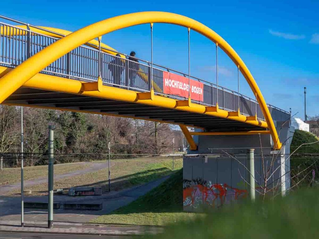 Vertreter aus Politik und Verwaltung besichtigen den „Hochfelder Bogen“, die neue Brücke