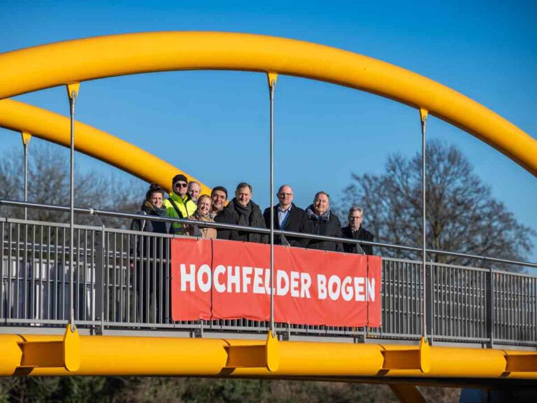 Vertreter aus Politik und Verwaltung besichtigen den „Hochfelder Bogen“, die neue Brücke für den Fuß- und Radverkehr zwischen dem Brückenplatz und dem Platanenhof.