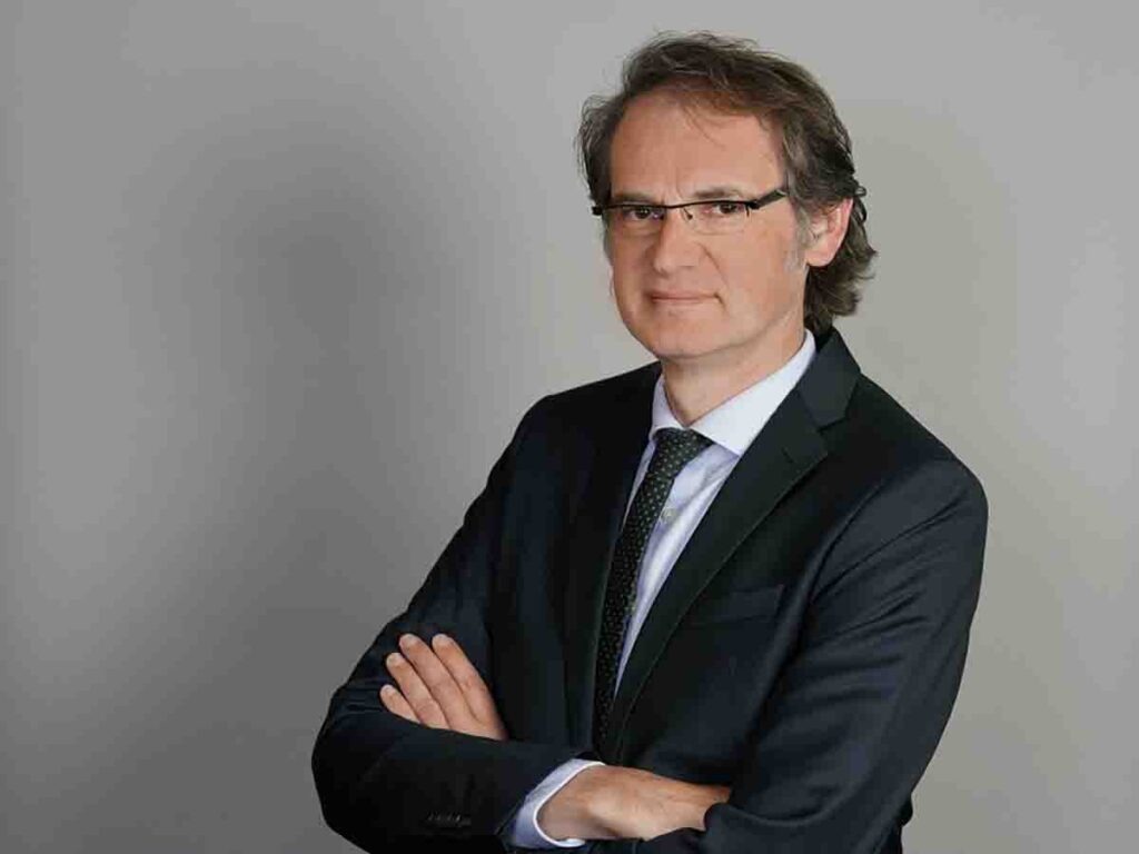 Person mit verschränkten Armen