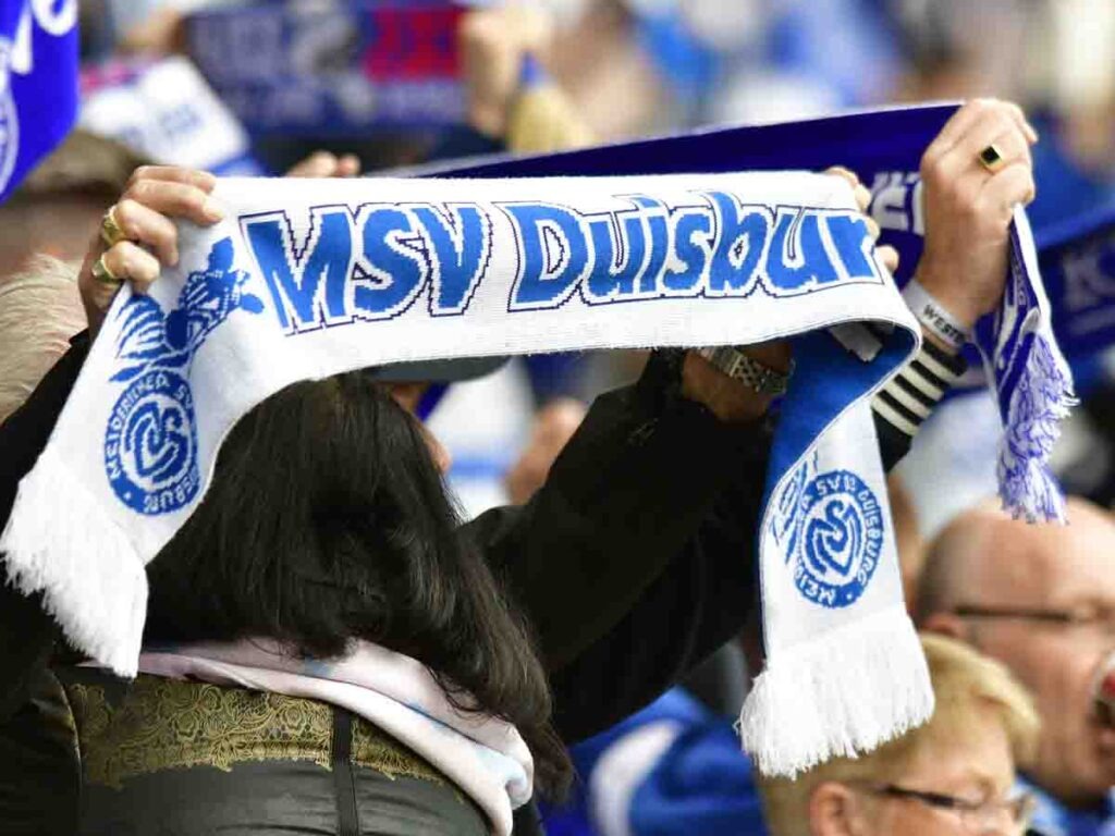 MSV-Fan mit Vereinsschal