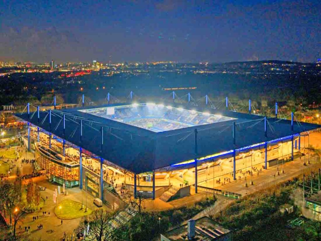 Nachtaufnahme des Stadions