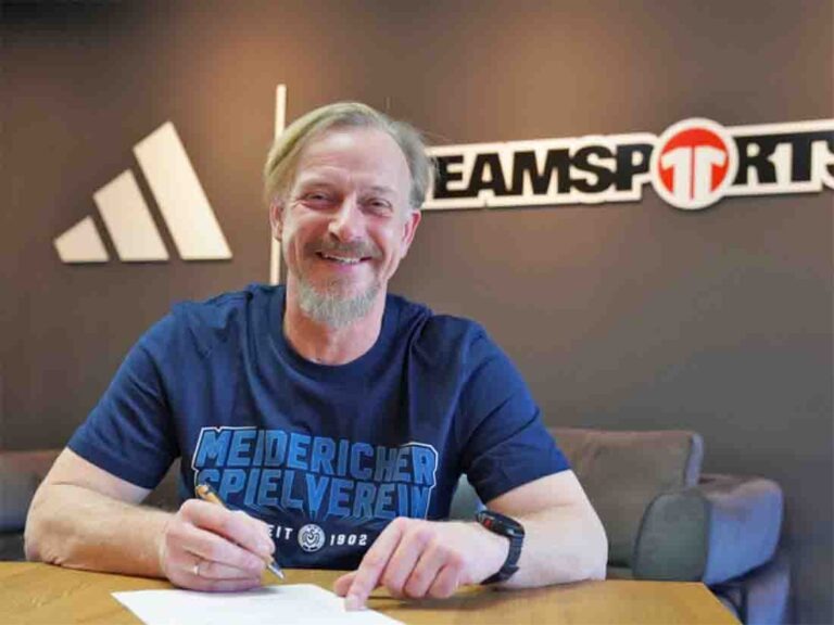 Tommi Klimmeck bei der Vertragsverlängerung