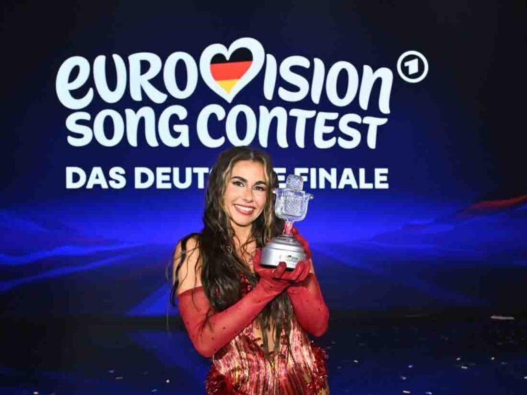 Sarah Engels gewinnt „Eurovision Song Contest – Das Deutsche Finale 2026“ Person mit Trophäe